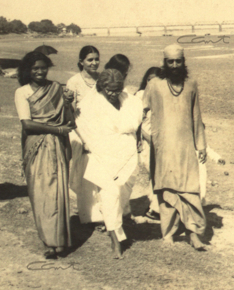 Story of Gurudev with mother travelling